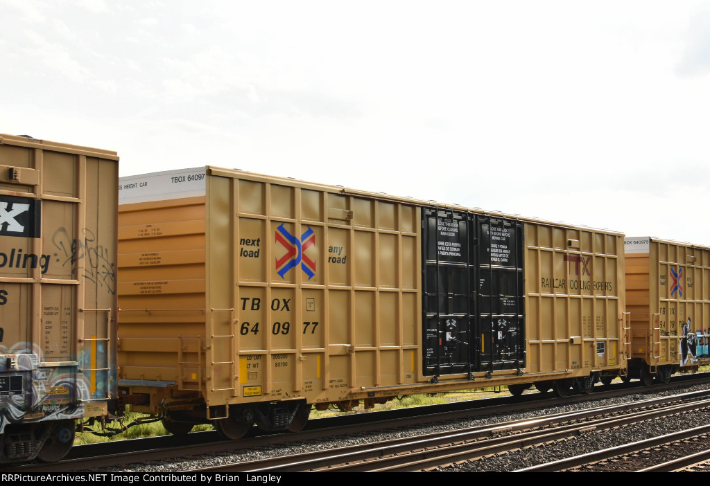 640977